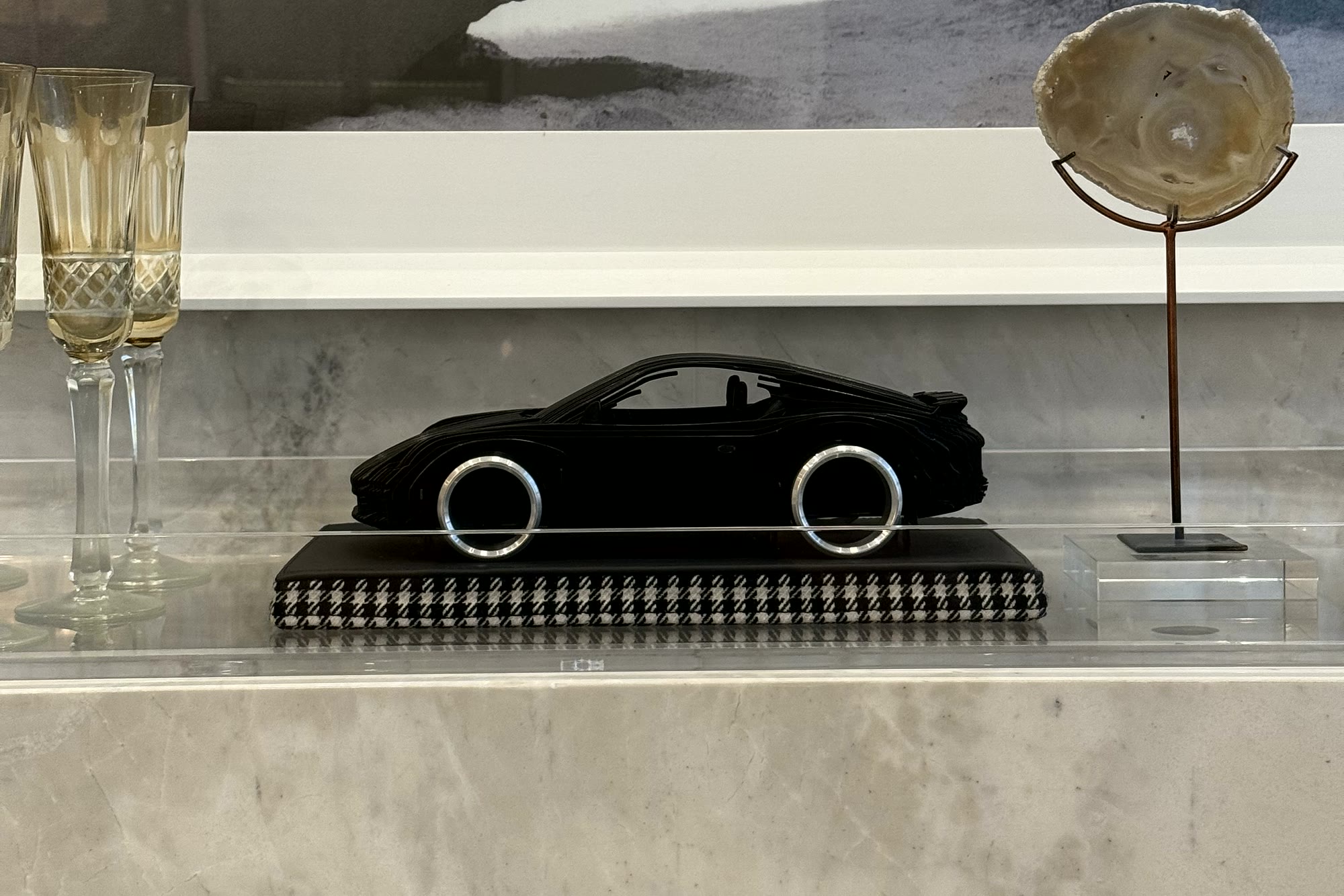 O 911 na escala 1:16, de perfil, na prateleira de casa