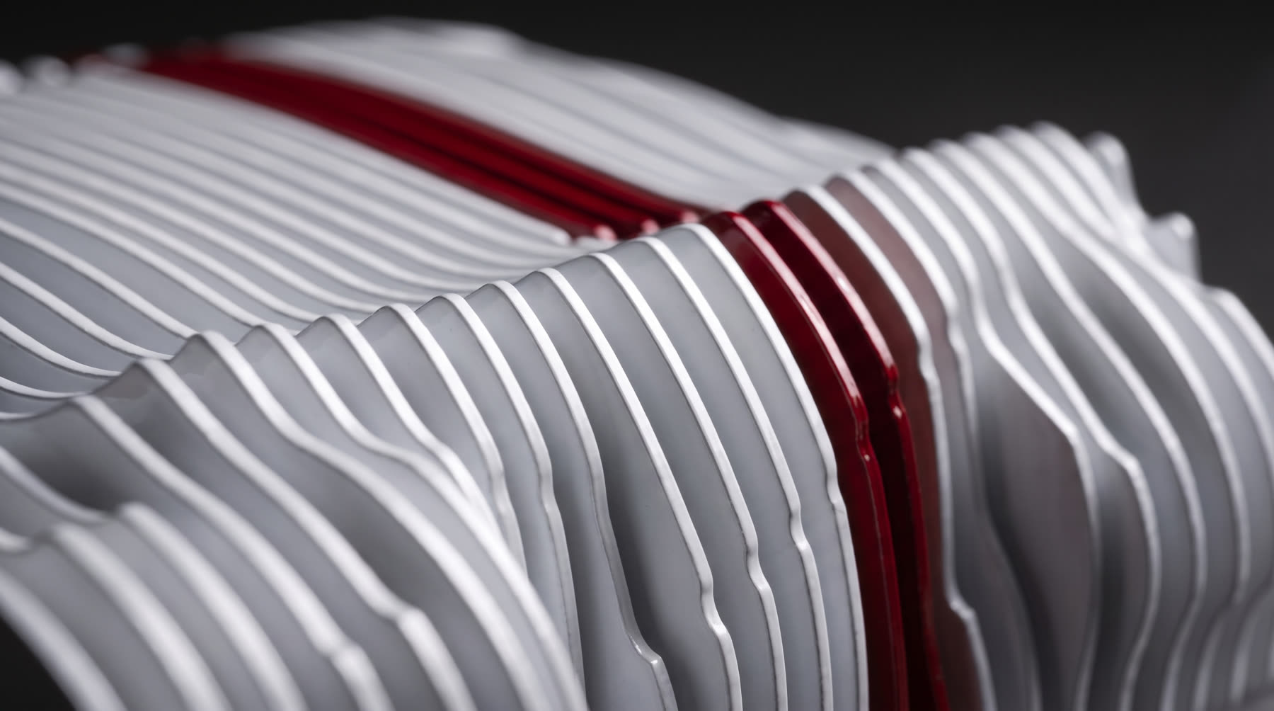 Macro do 812: arestas usinadas e o filete vermelho em corte